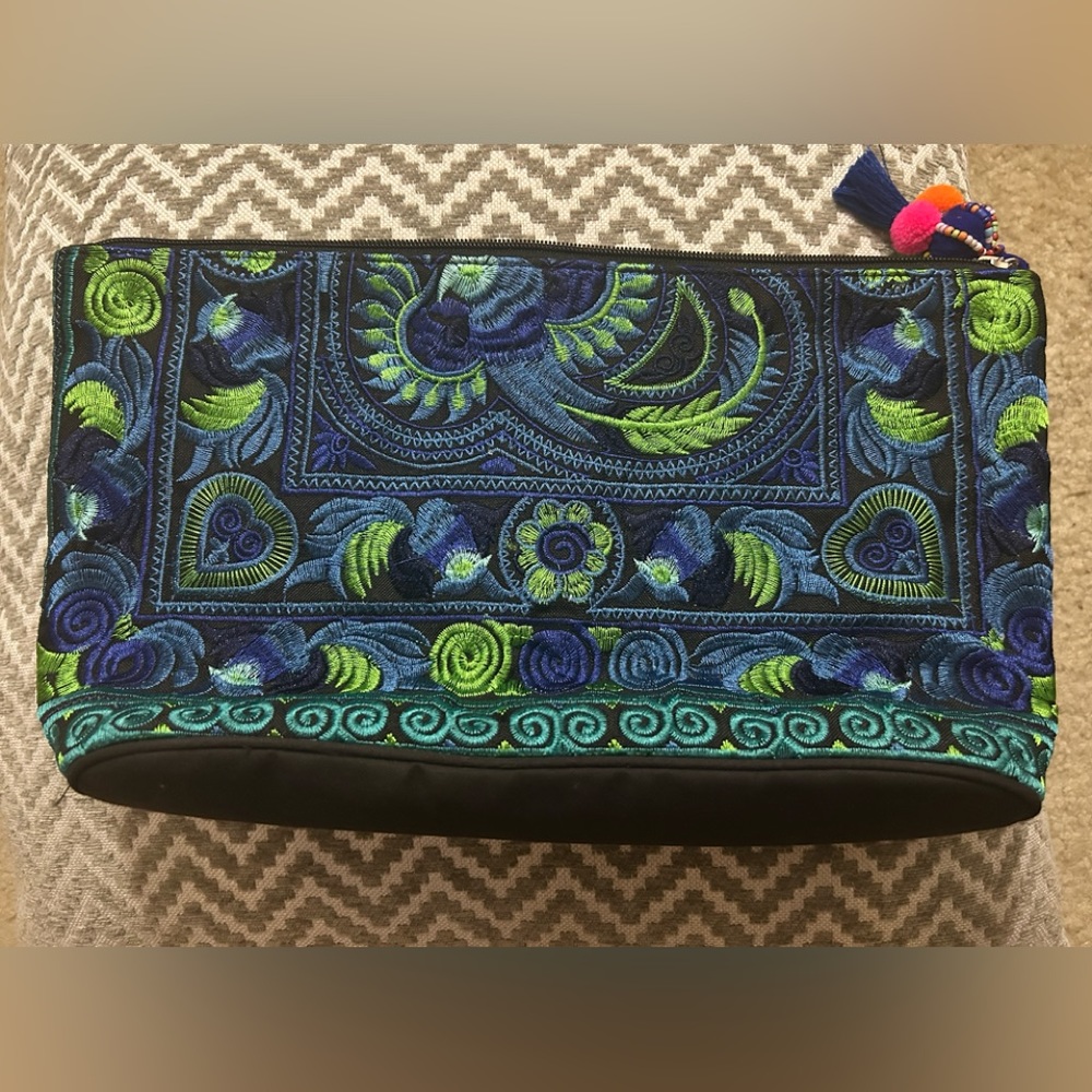 Gorgeous Embroidered Clutch💙